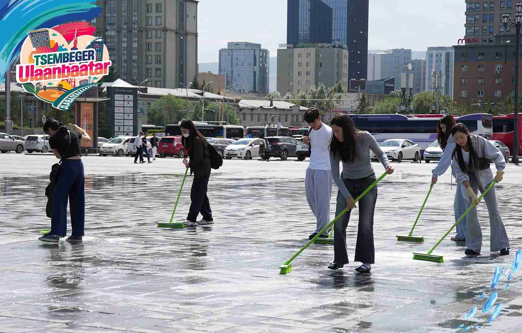 "Цэмбэгэр Улаанбаатар" давалгаанд нэгдсэн залуус Сүхбаатарын талбайг угаалаа